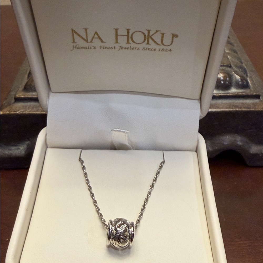 Na Hoku NWOT - never worn. Silver Filigree Hawaiian Barrel Pendant w/ 18” chain